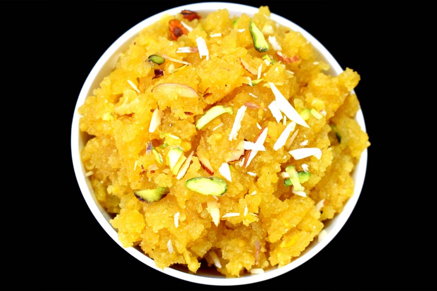 মুগডাল দিয়ে বানিয়ে ফেলতে পারেন হালুয়া।