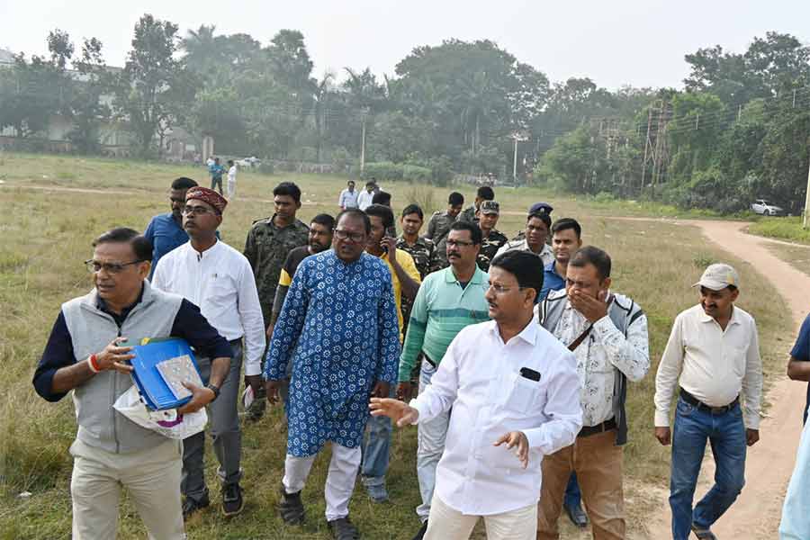 পৌষমেলা নিয়ে জেলা প্রশাসনের সঙ্গে বৈঠকের পরে পূর্বপল্লিতে মেলার মাঠ পরিদর্শনে বিশ্বভারতীর ভারপ্রাপ্ত