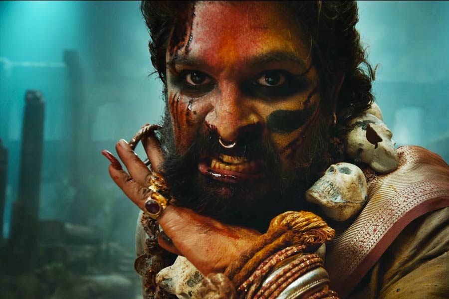 ‘পুষ্পা ১’-এর সাফল্যের পাশাপাশি লাফিয়ে লাফিয়ে বৃদ্ধি পেয়েছে অল্লুর পারিশ্রমিকের পরিমাণও। কানাঘুষো শোনা যায়, প্রথম পর্বের চেয়ে এ বার ছ’গুণ বেশি পারিশ্রমিক আদায় করেছেন অভিনেতা।