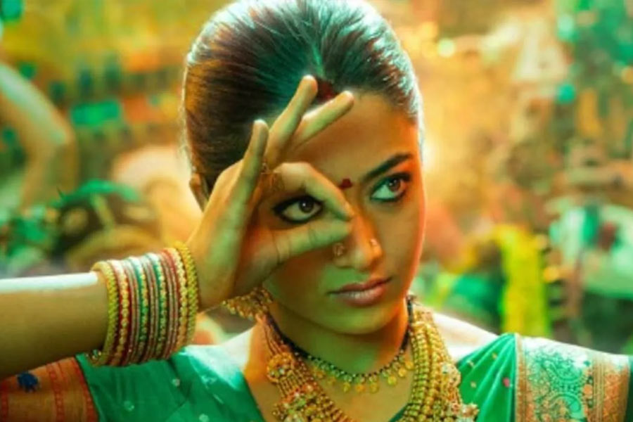 ‘পুষ্পা ১’ ছবিতে অল্লুর প্রেমিকার চরিত্রে অভিনয় করতে দেখা যায় রশ্মিকা মন্দনাকে। ওই ছবিতে অভিনয় করে ৮ থেকে ১০ কোটি টাকা আয় করেছিলেন দক্ষিণী অভিনেত্রী।