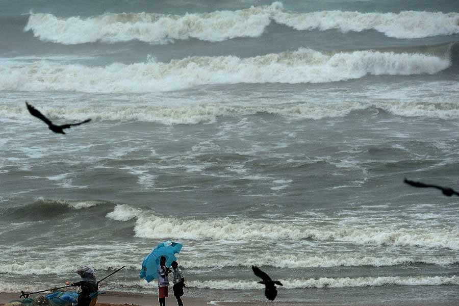 ঝোড়ো হাওয়ায় উত্তাল সমুদ্র। ফাইল চিত্র।