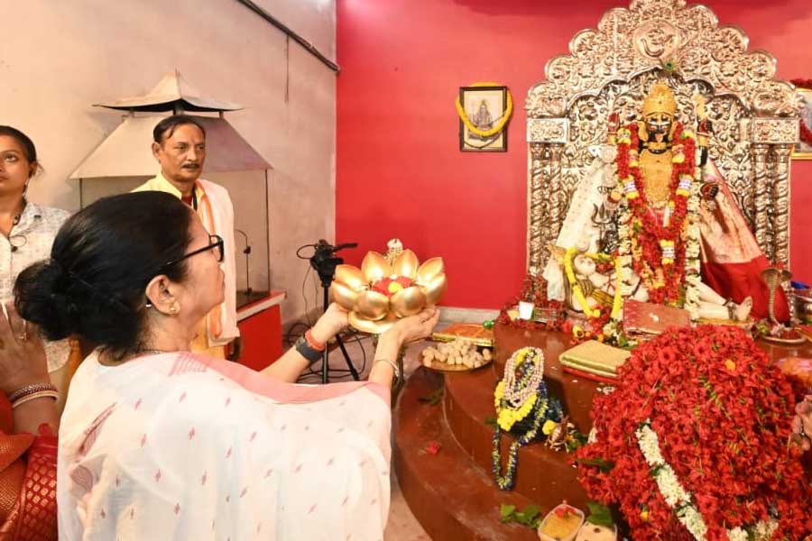 CM Mamata Banerjee offered puja at Barama temple in Naihati