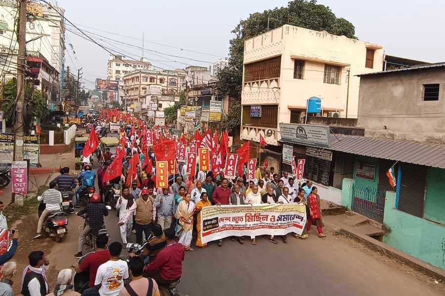 কৃষক ও শ্রমিক সংগঠনের প্রতিবাদ।