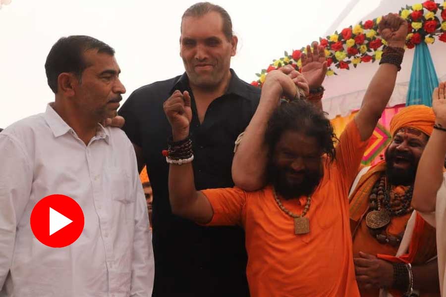 Video of The great khali lifts sadhu with his hair