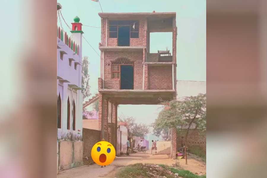 Photo of Two-storey strange house on road goes viral