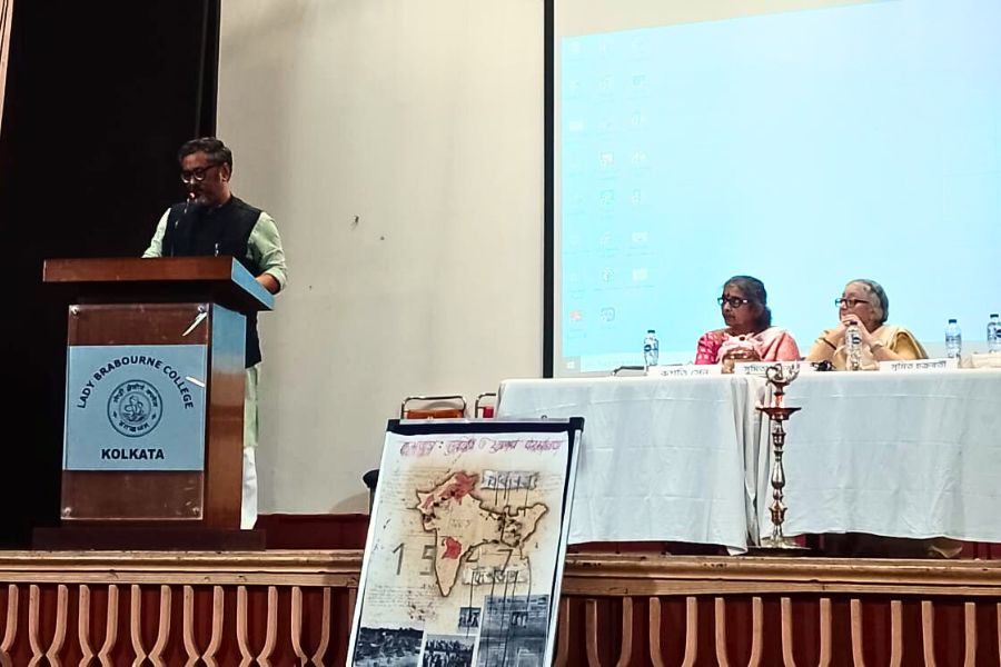 সুমিত চক্রবর্তী, রুশতি সেন, সুমিতা চক্রবর্তী।