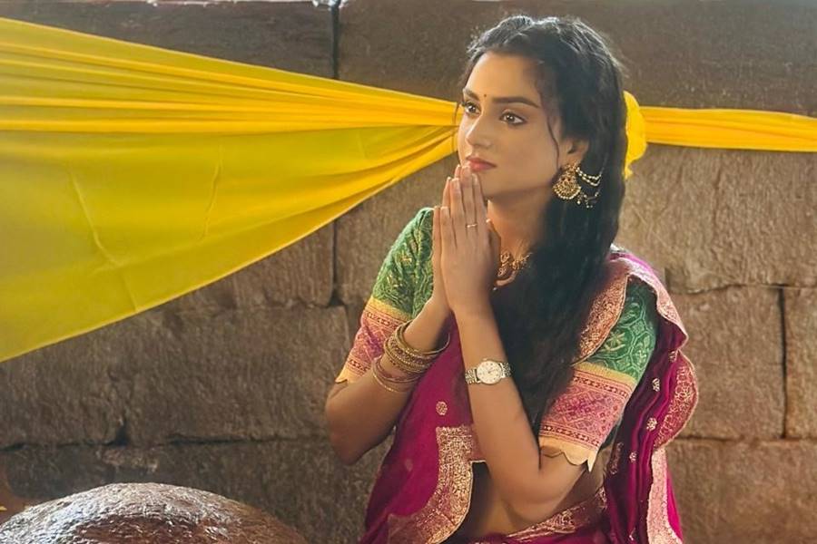 তেলুগু ধারাবাহিক ‘নুভ্যুন্তে না জাথাগা’য় অনুমিতা।