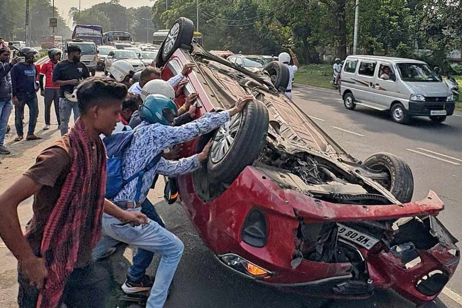 খিদিরপুর রোডে নিয়ন্ত্রণ হারিয়ে একটি গাড়ি উল্টে যায়।