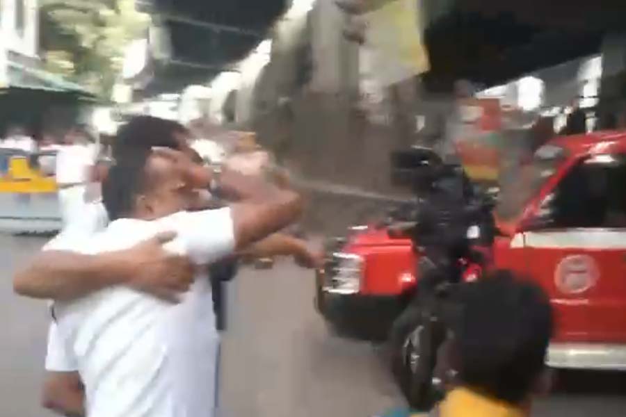 বৃহস্পতিবার বিকালে মিছিলে অংশগ্রহণকারীরা ধস্তাধস্তি শুরু করলে আহত হন কলকাতা পুলিশের এক কর্মী।