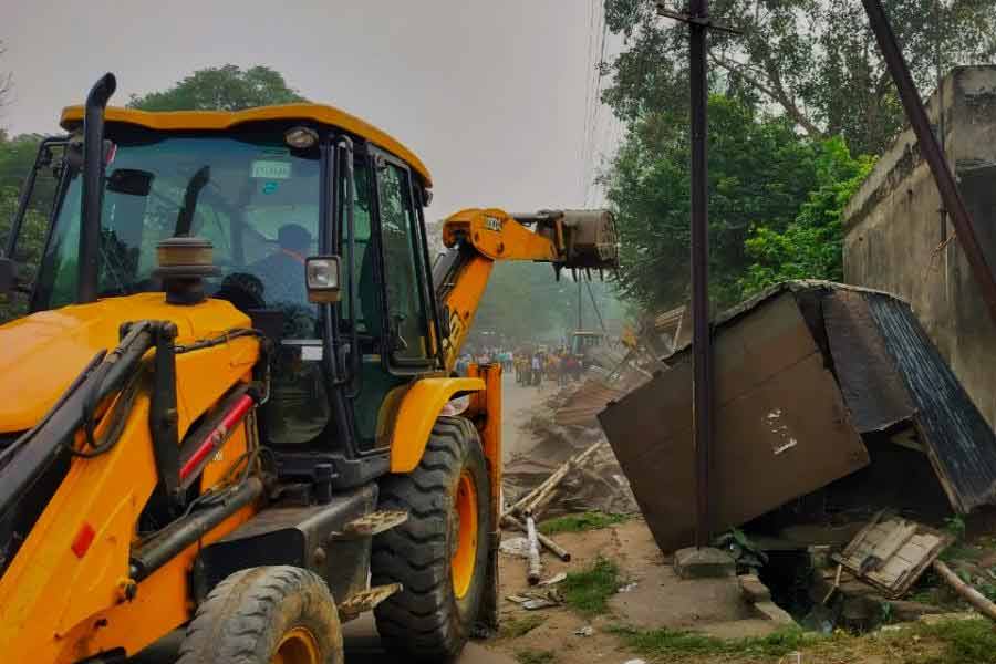 চিত্তরঞ্জনের আমলাদহি বাজারে নির্মাণ ভাঙতে উচ্ছেদ অভিযান। বৃহস্পতিবার।