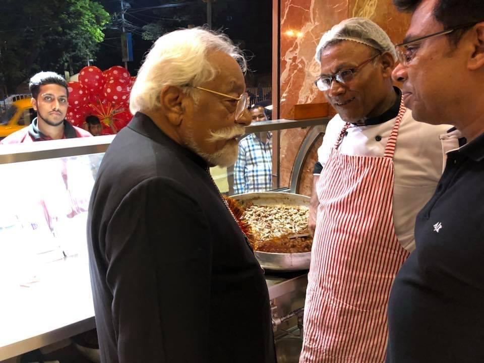 বিখ্যাত মোগলাই রন্ধনশিল্পী, দিল্লির ইমতিয়াজ কুরেশির সঙ্গে রয়্যালের কর্ণধার মহম্মদ ইরফান এবং রয়্যালের প্রধান 'শেফ'।