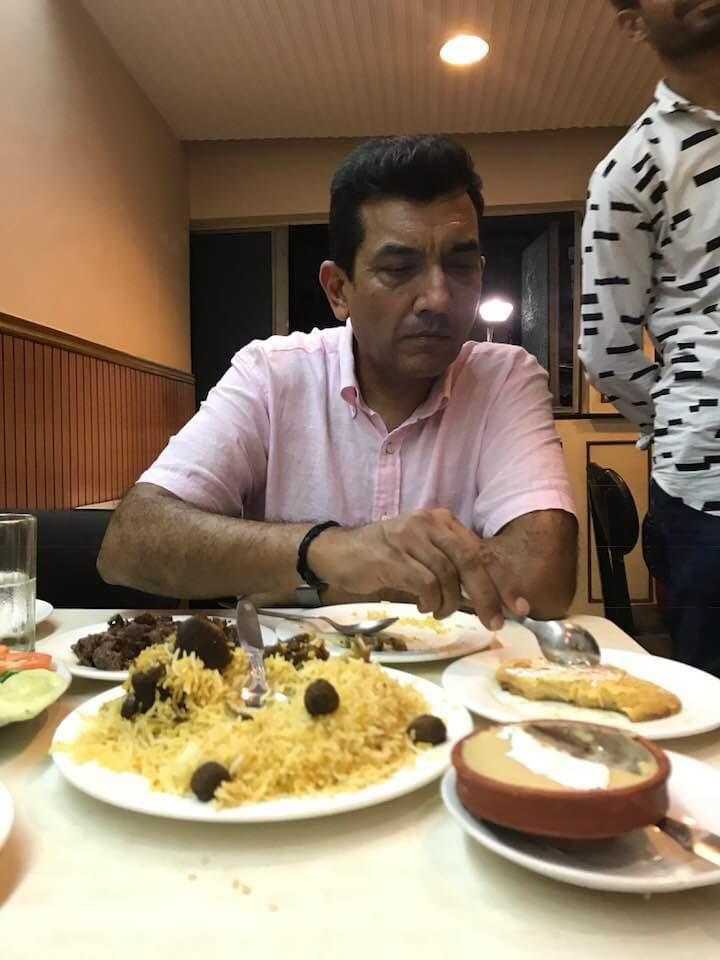 আর এক বিখ্যাত রন্ধনশিল্পী সঞ্জীব কপূরও খেতে এসেছেন রয়্যালে।