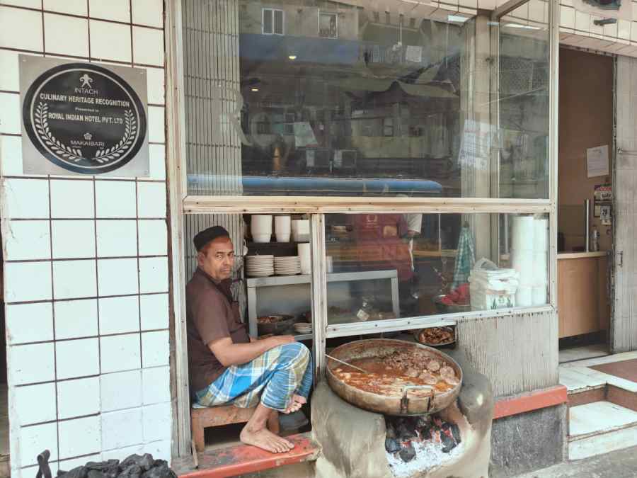 ঐতিহ্যের 'ব্লু প্লেক', সঙ্গে আঁচে বসানো চাপ। চিৎপুরের রয়্যালে।