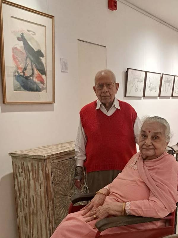 প্রয়াত শিল্পী মাধুরী কপূরের আঁকা ছবির সামনে তাঁর বাবা-মা।