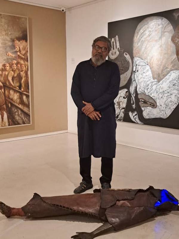 নিজের শিল্পের সঙ্গে বিমল কুন্ডু।