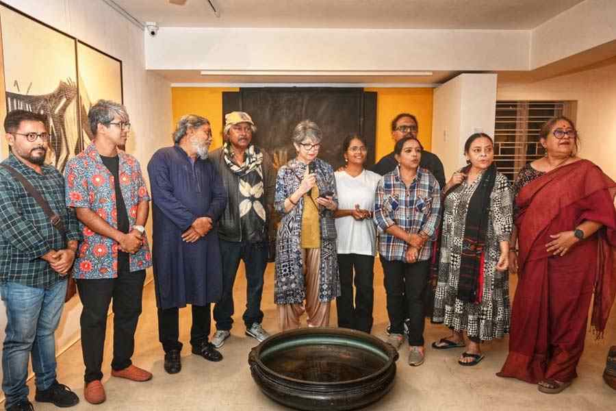 সূচনা অনুষ্ঠানে সিমা গ্যালারির প্রধান প্রশাসনিক কর্তা প্রতীতী বসু সরকারের সঙ্গে শিল্পীরা।