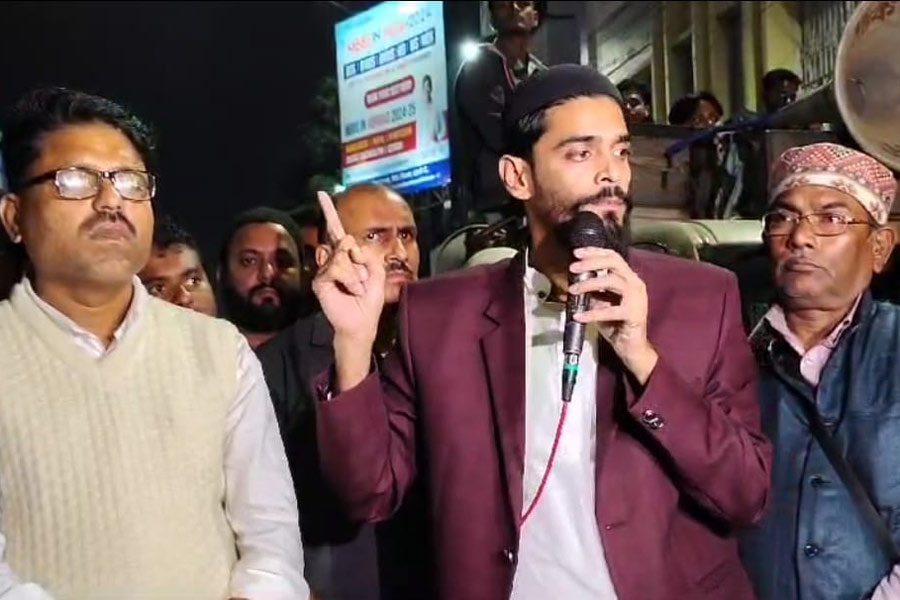 বাংলাদেশ ডেপুটি হাই কমিশনের কাছে প্রতিবাদে আইএসএফ চেয়ারম্যান নওসাদ সিদ্দিকী।