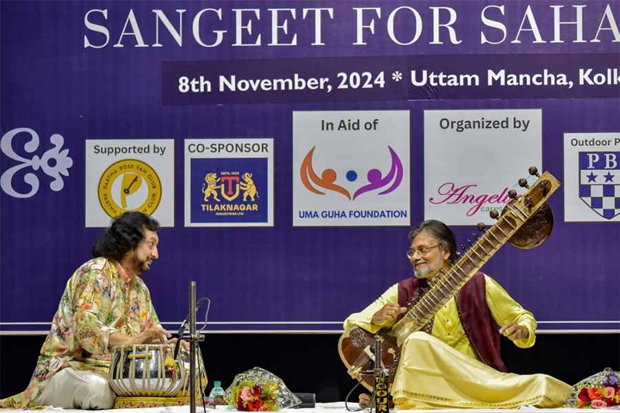 অনুষ্ঠানে দুই শিল্পী।