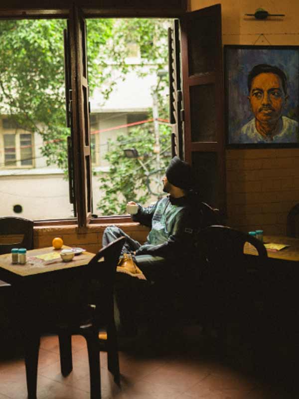 পাশের দেওয়ালে কবি জীবনানন্দ দাশ। কফি হাতে মগ্ন দিলজিৎ।