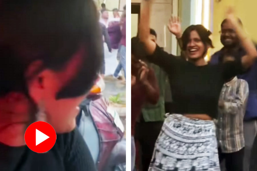 Girl joins roadside dance party amidst Bengaluru\\\\\\\\\\\\\\\\\\\\\\\\\\\\\\\'s traffic jam