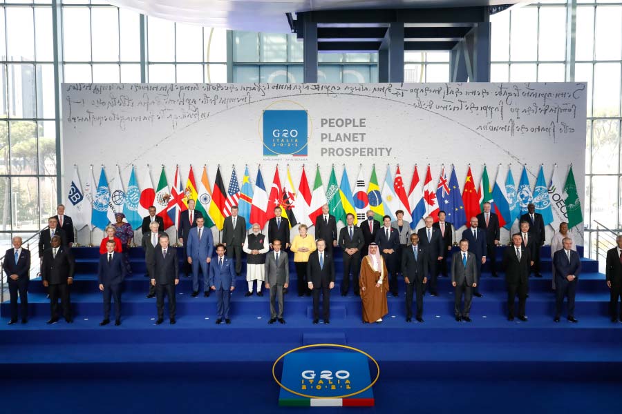 Pakistan cuts one and half lakh jobs Dissolves 6 Ministries to get IMF loan amid severe economic crisis