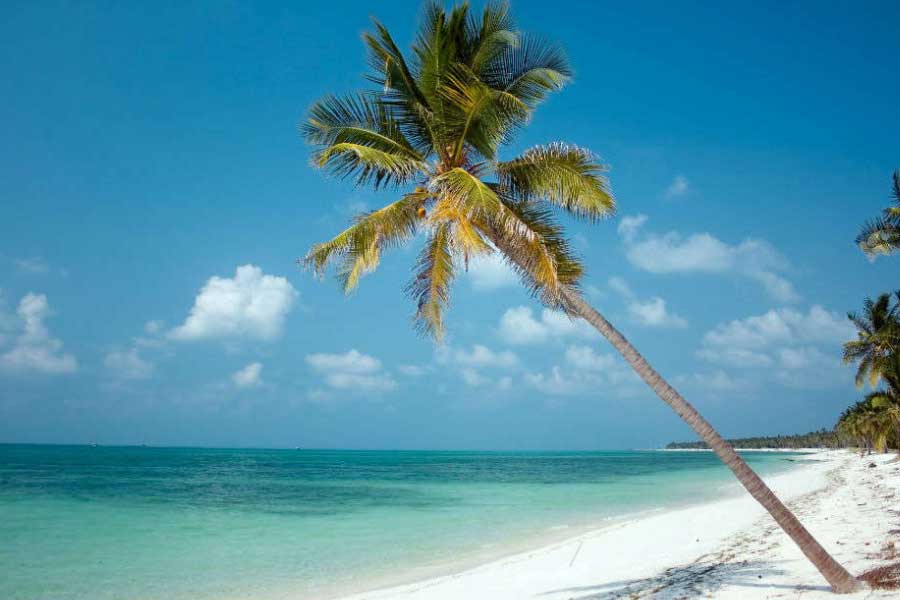 লক্ষদ্বীপের নীল জলে স্নান কিন্তু করতেই হবে।