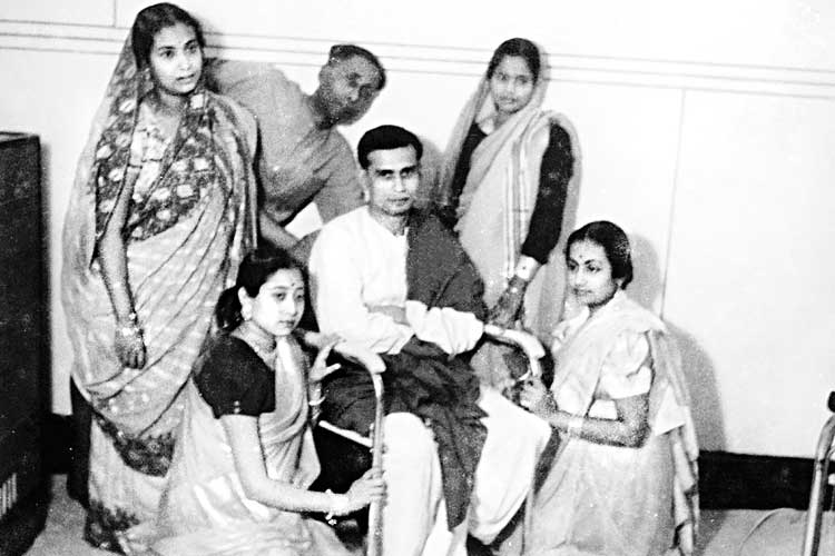 ঠাকুরমা যোগমায়া দেবীর কাছে তিনি ছোটবেলাতেই সংস্কৃত শিক্ষা পেয়েছিলেন৷ প্রখর স্মৃতিধর বীরেন্দ্রকৃষ্ণ মাত্র আট বছর বয়সে চণ্ডীপাঠ করে সকলকে চমকে দিয়েছিলেন। ছোটবেলা থেকেই অনায়াসে চল্লিশ-পঞ্চাশ পাতার কবিতা মুখস্থ করে অনর্গল বলতে পারতেন। ঠাকুরমা শেক্সপিয়ার ও গিরিশ্চন্দ্র ঘোষের নাটক পাঠ করে শোনাতেন তাঁকে।  বীরেন্দ্রকৃষ্ণ ভদ্রর কর্মজীবন শুরু হয় ১৯২৮-এ। ইস্ট ইন্ডিয়া রেলওয়ের সদর দফতরে। 