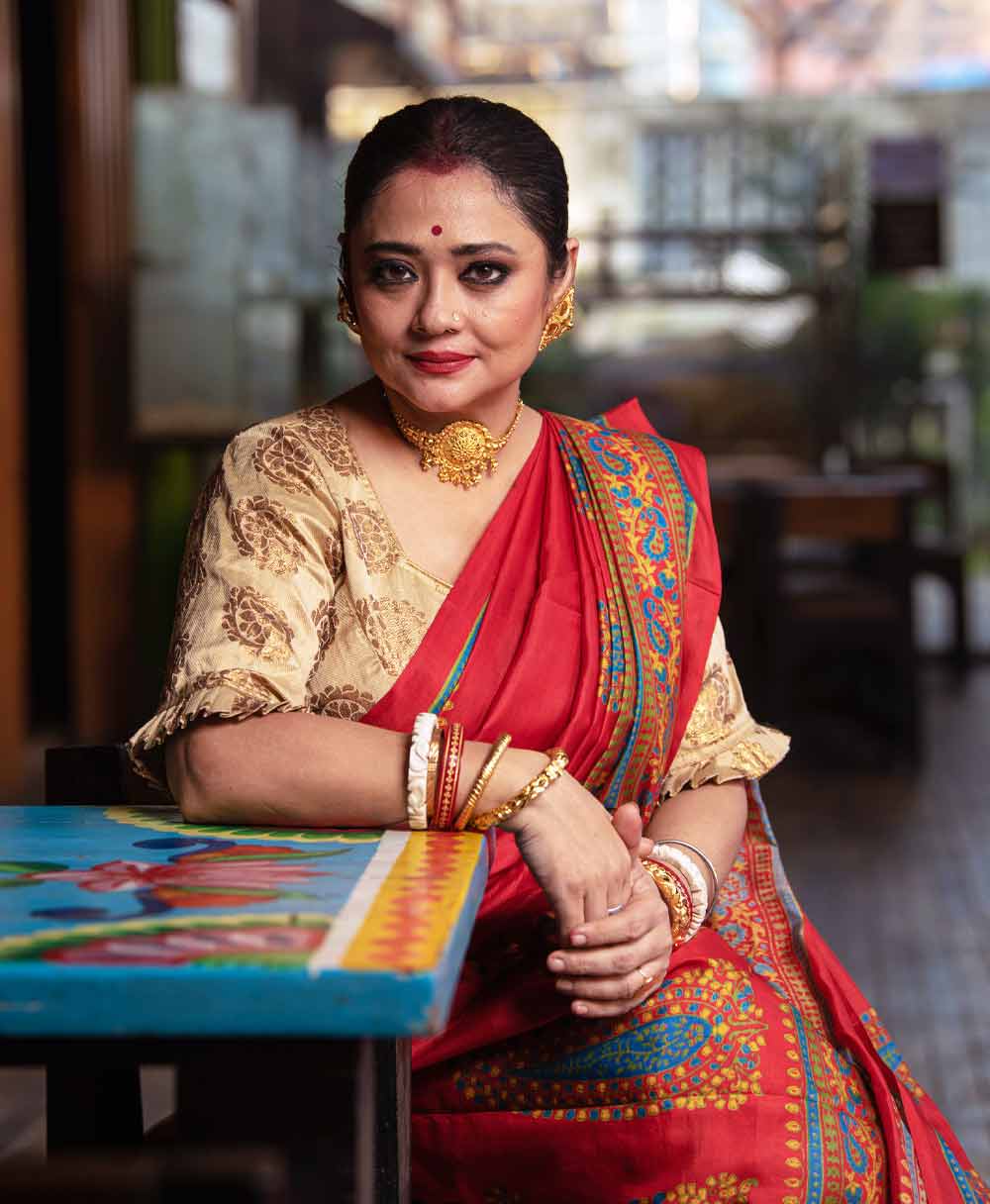 এ বছর এপ্রিলের মাঝামাঝি নতুন জীবনে পা রেখেছেন অভিনেত্রী রূপাঞ্জনা মিত্র। নতুন বিয়ের পর এটাই প্রথম পুজো। দাম্পত্যের গায়ে ৬ মাসের পুরনো গন্ধ। তবে তিনি এখনই নতুন বৌয়ের লুক থেকে বেরোতে চান না। শাড়ি, সিঁথিভর্তি সিঁদুর, হাতজোড়া শাঁখা-পলা—  বাঙালি বধূর সাজেই স্বচ্ছন্দ রূপাঞ্জনা। 