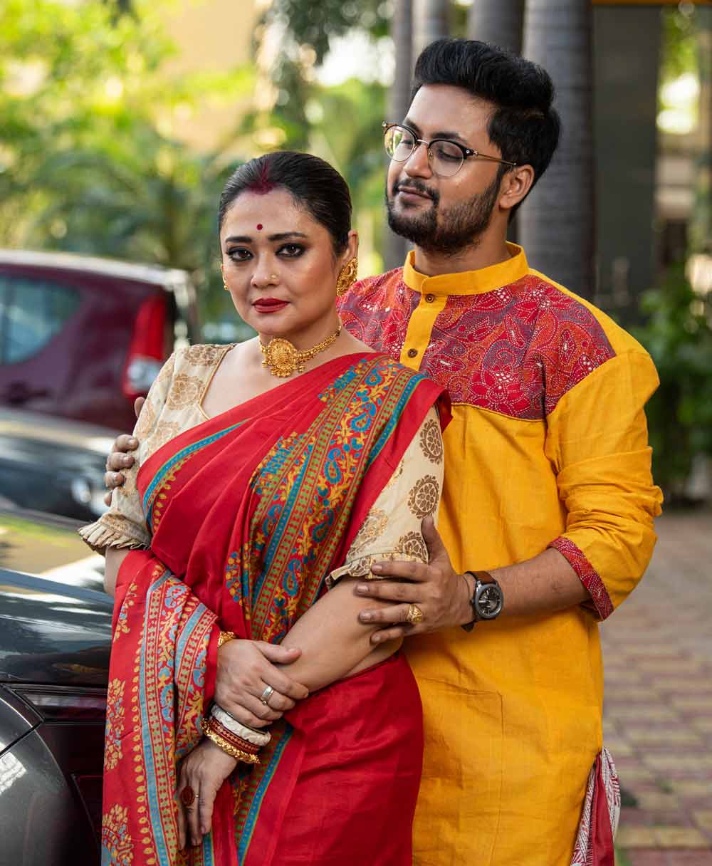 ৬ বছরের প্রেম পর্বে পুজোয় একসঙ্গে সময় কাটাননি, তা নয়। তবে এ বছর পরিচালক রাতুল মুখোপাধ্যায়ের সঙ্গে সম্পর্কের সমীকরণ বদলে গিয়েছে রূপাঞ্জনার। প্রেম পরিণতি পেয়েছে। তাঁরা এখন স্বামী-স্ত্রী। ভরা শরতে তাঁদের সম্পর্কে আপাতত বসন্তের রং। দু’জনের দশমীর সাজেও রয়েছে সেই রঙের ছোঁয়া।