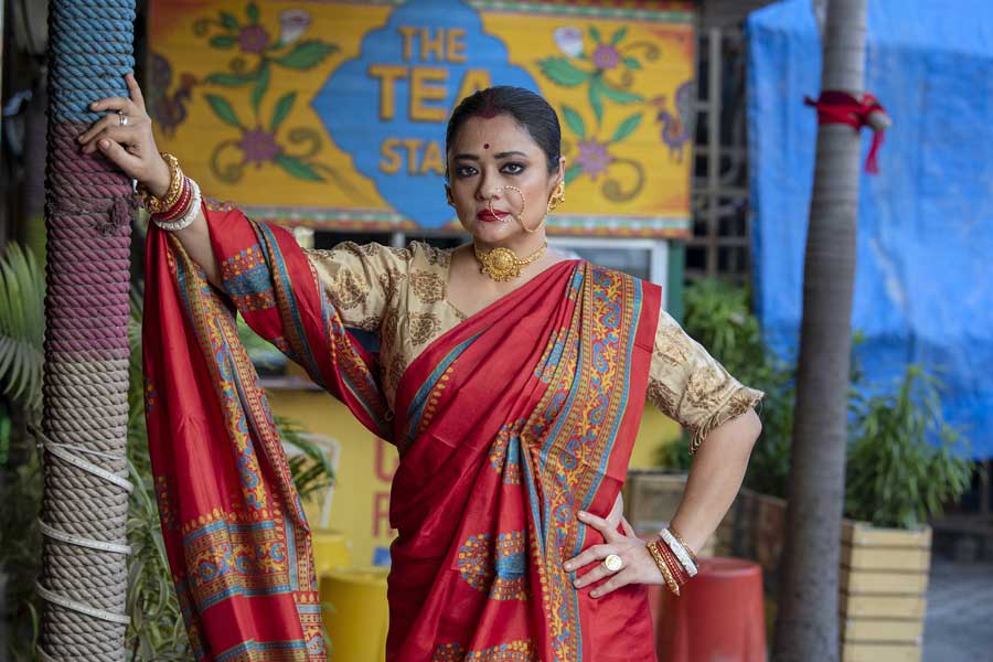 রাতুলের দেওয়া লাল সিঁদুরে রঙিন হয়েছে রূপাঞ্জনার সিঁথি। পুজোর বাকি দিনগুলির চেয়েও তাই সিঁদুরখেলা নিয়ে বেশি উত্তেজিত অভিনেত্রী। দুর্গাবরণ, সিঁদুরখেলার ছাড়পত্র পেয়েছেন। তাই দশমীর সাজে লাল ছাড়া আর কিছু ভাবতেই পারেন না অভিনেত্রী। শুধু সিঁথি নয়, তাই দশমীর সাজও রাঙা হওয়া চাই। ব্লক প্রিন্টের লাল কাতান সিল্কের সঙ্গে সোনালি রঙের নকশা করা ব্লাউজ়, কানে কানপাশা, গলায় সোনালি চোকার, নাকে টানা নথ— রূপাঞ্জনার দশমীর সাজে মুগ্ধ রাতুল। 