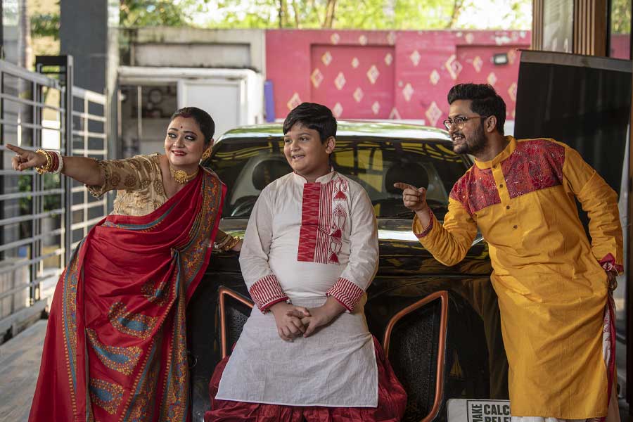 তবে এ বছর রূপাঞ্জনা সিঁদুর খেলবেন মায়ের পৈতৃকবাড়ি ঝাড়গ্রামে। নবমীর দিন কলকাতা ছাড়বেন সপরিবার। তবে ঝাড়গ্রামে যাওয়ার উৎসাহ যার সবচেয়ে বেশি, সে হল রূপাঞ্জনার ছেলে রিয়ান। সাউথ সিটি স্কুলের ষষ্ঠ শ্রেণির এই পড়ুয়ার কাছে পুজো মানেই ঝাড়গ্রাম। কারণ, সেখানেই রয়েছে তার বন্ধু, খেলার সাথী, ভাইবোনেরা। মায়ের মতো সে-ও তাই দশমীতে সেখানে যাওয়ার জন্য উদ্‌গ্রীব হয়ে আছে। তা ছাড়া, পুজোর সময়ে কাছের মানুষগুলি একসঙ্গে থাকলে, আর কিছু চাই না। তাঁরা বলেন, রূপাঞ্জনা-রাতুল-রিয়ান একসঙ্গে থাকলে বছরের যে কোনও সময়ে উৎসবের আবহ তৈরি হয়ে যায়।