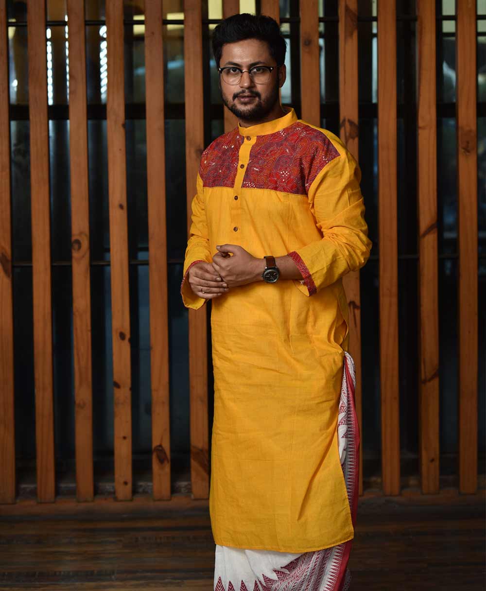 বিয়ের পর থেকে রাতুলের পাঞ্জাবির প্রতি টান জন্মেছে। বিয়ের আগে পাঞ্জাবি বিশেষ পরতেন না। পাঞ্জাবিতে তাঁকে কেমন দেখাবে, তা নিয়ে একটা সংশয় ছিল মনে। তবে রূপাঞ্জনা প্রশংসা করার পর মন থেকে সব দ্বিধা বার করে দিয়েছেন। রাতুলের আলমারিতে এখন পাঞ্জাবির সংখ্যা বেশি। দশমীর সাজেও তাই স্ত্রীর সাজের সঙ্গে মিলিয়ে পরে নিয়েছেন পাঞ্জাবি। হলুদ জমির উপর লাল সুতোর কাজ করা পাঞ্জাবি আর ধুতিতে সেজে কি বিয়ের দিনের কথা নতুন করে মনে পড়ে গেল রাতুলের?