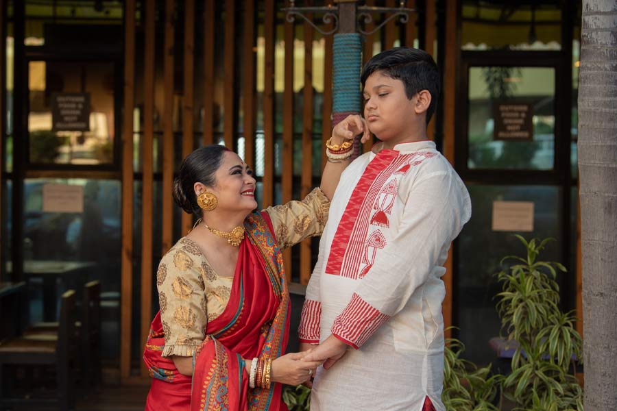 রূপাঞ্জনা শুধু রাতুলকে নয়, রিয়ানকেও পাঞ্জাবি পরাতে চান। পুজোর সময় অন্তত এক দিন সাবেকি সাজে ছেলেকে দেখতে চান তিনি। তাই সুতোর কাজ করা লাল-সাদা পাঞ্জাবি আর মেরুন রঙের ধোতি প্যান্টে রিয়ানের লুকে ফিদা তাঁর মা। কিন্তু রিয়ান বোধহয় ততটাও খুশি নয়। মুখ জুড়ে তার বিরক্তির খেলা। তবে রূপাঞ্জনা ছেলের মেজাজ ঠিক করতে কোনও ত্রুটি রাখেননি।