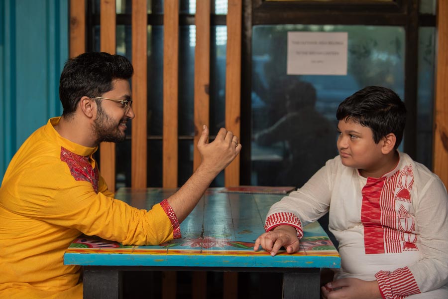 রিয়ানের সঙ্গে তাঁর ‘চ্যাম্পসের’ সম্পর্কটা একেবারেই বন্ধুর মতো। রিয়ান রাতুলকে ওই নামেই ডাকে। দু’জনের খুনসুটি যেমন চলে, তেমনই চলে আবদার। বাড়িতে রিয়ানের খেলার সঙ্গী রাতুল। পুজোর আবহেও তার ব্যতিক্রম নেই। পাঞ্জাবি-ধুতিতে সেজে তাই দু’জনে বসে গিয়েছে পাঞ্জা লড়াই করতে।