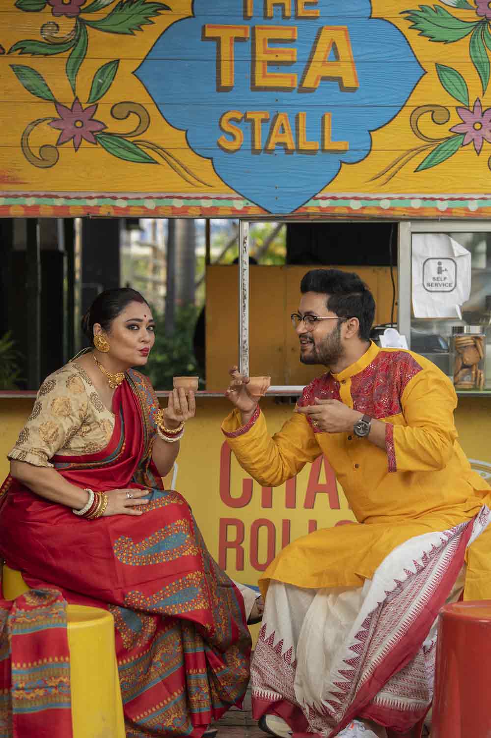 প্রেম ছাড়া পুজো অসম্পূর্ণ। তাই রাতুল আর রূপাঞ্জনা ফিরে গিয়েছেন তাঁদের প্রেমের কাছে। দু’জনেই চা খেতে ভালবাসেন। মাঝেমাঝেই ঢুঁ দেন কফিশপে। তবে পুজোর সময় ভিড় এড়িয়ে একান্তে সময় কাটাতে মাটির ভাঁড়ের গরম চায়ে চুমুক দিলেন দু’জনে। সম্পর্কও খানিক উষ্ণতা পেল।