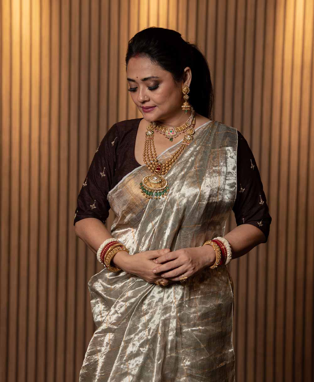 দশমীর সাজে লাল বেছেছেন রূপাঞ্জনা। তাই অষ্টমীতে একেবারে ভিন্নধারার লুকে তৈরি হয়েছেন তিনি। অষ্টমী মানেই পুজোর রং ক্রমশ গাঢ় হচ্ছে। সে কারণে পোশাকে বিশেষ রঙের খেলা চাননি। অষ্টমীর সাজের জন্য বেছে নিয়েছেন ঘিয়ে রঙের সিল্ক টিস্যু। সঙ্গে জরির কাজ করা চকোলেট রঙা ব্লাউজ়। 