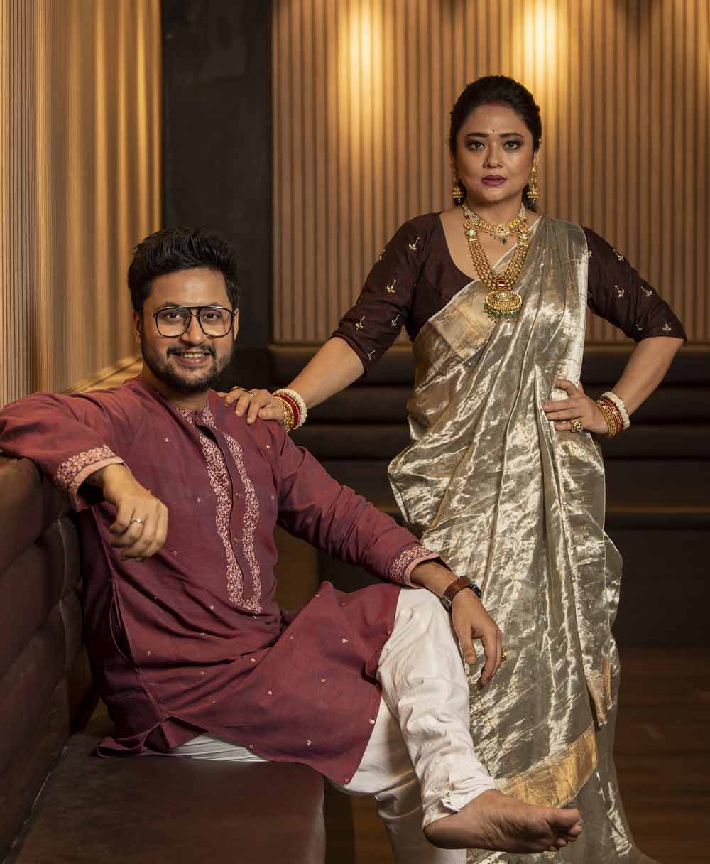 এ বলে আমায় দেখ, ও বলে আমায়! রূপাঞ্জনার সঙ্গে সাজগোজে সমান তালে পাল্লা দিচ্ছেন রাতুলও। রূপাঞ্জনার জন্য তাঁর মন জুড়ে অগাধ প্রেম। কিন্তু পুজোর সাজের ক্ষেত্রে রূপাঞ্জনাকে এক ইঞ্চিও জমি ছাড়তে রাজি নন রাতুল। অষ্টমীর সাজেও রাতুলের পরনে তাই পাঞ্জাবি। রাতুলের মেরুন রঙা পাঞ্জাবির বুকের কাছে সিল্কের সুতোর মিহি কাজ। পাঞ্জাবির হাতার শেষ প্রান্তেও একই নকশা। বোঝা যাচ্ছে রাতুলের পাঞ্জাবি প্রেম ক্রমশ গভীর হচ্ছে।