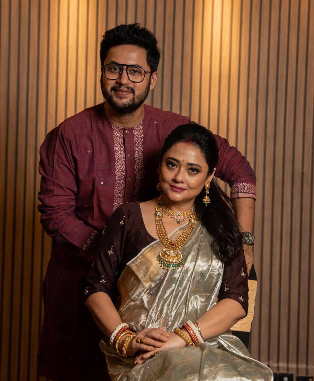 অষ্টমী মানেই অনেকের কাছে সাদা-লাল। তবে রূপাঞ্জনা সেই চিরাচরিত সাজে গা ভাসাতে চাননি। সাজ নিয়ে পরীক্ষা-নিরীক্ষা করেছেন। শাড়ির সঙ্গে খোঁপা কিংবা সাবেক কোনও ধরনের বদলে চুলের সাজে রেখেছেন আধুনিকতার ছোঁয়া। তবে শাড়ির সঙ্গে পনিটেল তাঁকে বেশ মানিয়েছে। কপালের ছোট্ট লাল টিপ আর পাথরের ঘন কাজের গয়নায়, অষ্টমীর সন্ধ্যার সাজে অনন্যা হয়ে উঠেছেন রূপাঞ্জনা।