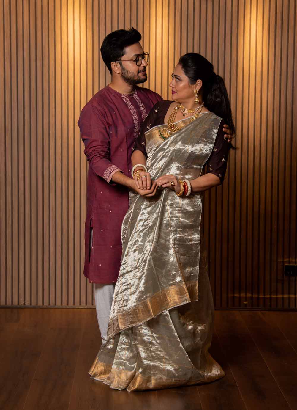 রূপাঞ্জনাকে শাড়িতে যে অসামান্য লাগে, সেটা স্বীকার করেন রাতুল। অষ্টমীর এমন ধামাকাদার সাজে তাই রূপাঞ্জনার থেকে চোখ ফেরাতে পারছেন না তিনি। বছরভর ক্যামেরার লেন্সবন্দি হন রূপাঞ্জনা। পুজোর সাজে রাতুলের চোখে বন্দি হলেন তিনি।