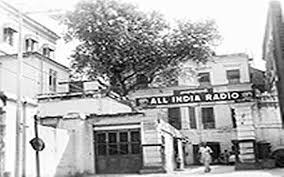 চাকরি করলেও তাঁর মন পড়ে থাকত ১ নম্বর গার্স্টিন প্লেসে। টিফিনের সময়ে কিংবা বিকেলে ছুটির পরে তাই প্রায়ই বীরেন্দ্রকৃষ্ণ পৌঁছে যেতেন অল ইন্ডিয়া রেডিওর বন্ধুদের আড্ডায়। এই আসর থেকেই ধীরে ধীরে এল বেতারে নাটকের সুযোগ।