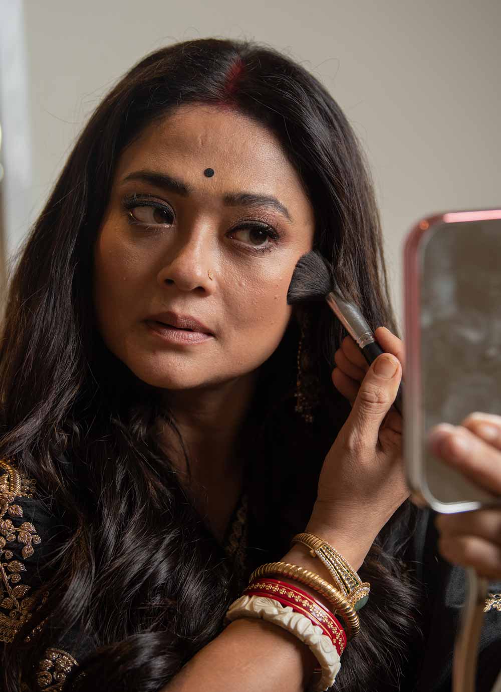 সারা বছর চড়া মেকআপ করতে হয়। পুজোর সময়ে তাই হালকা, ছিমছাম মেকআপেই নিজেকে সাজিয়ে তুলতে চান রূপাঞ্জনা। কালো অরগ্যাঞ্জার সঙ্গে ছোট্ট টিপ, হালকা লিপস্টিক, আর গালে ব্লাশের গোলাপি ছোঁয়া— পুজোর শুরুতে হালকা সাজই পছন্দ রূপাঞ্জনার।