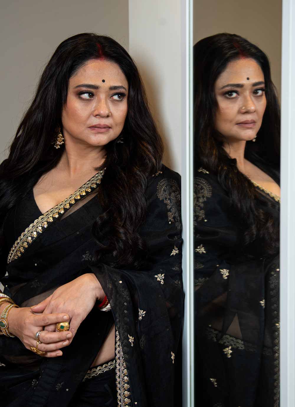 সপ্তমীতে রূপাঞ্জনা আয়নাবিলাসী। উৎসবের সাজে তিনি যেমন মায়াবী, তেমনি দৃঢ়ও। বিয়ের পরের প্রথম পুজো নিয়ে দু’জনেরই ঠাসা পরিকল্পনা ছিল। তবে সাম্প্রতিক পরিস্থিতিতে সে সব খানিক তুলে রাখতে হয়েছে। তবু বাড়ির কর্ত্রী তিনি। স্বামী এবং সন্তানকে আগলে রাখেন তিনি। তাঁদের সুরক্ষিত রাখতে  মাঝেমাঝে কঠিনও হতে হয়।