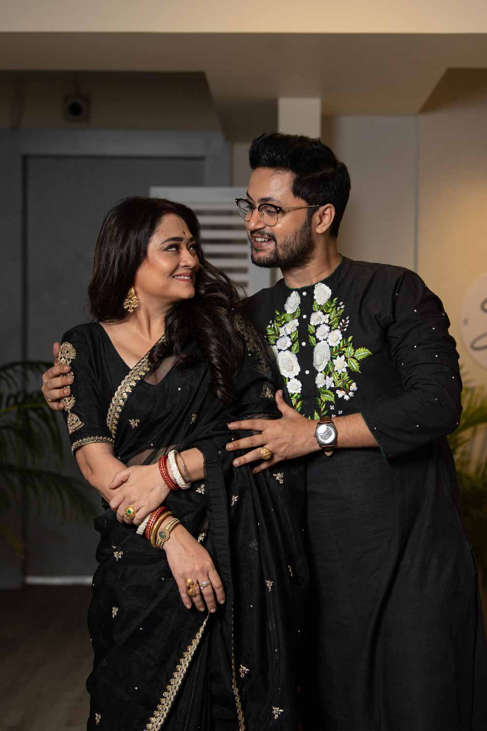 রূপাঞ্জনা এবং রাতুল দু’জনের কাছে উৎসবের সংজ্ঞা শুধু হইচই করা নয়। বরং একে-অপরের হাত শক্ত করে ধরে থাকাটা তাঁদের কাছে উদ্‌যাপন। দু’জনে তাই দু’জনের চোখে খুঁজে নিচ্ছেন আশ্রয়, প্রেম আর ভালবাসা।