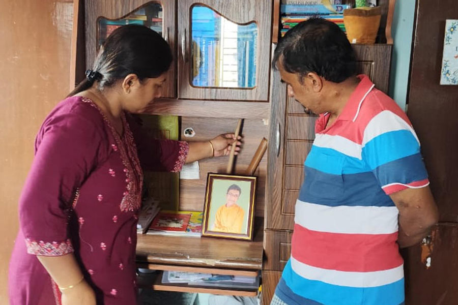 অঙ্গীকার দাশগুপ্তের ছবির সামনে তার মা-বাবা। মঙ্গলবার, মল রোডের বাড়িতে।