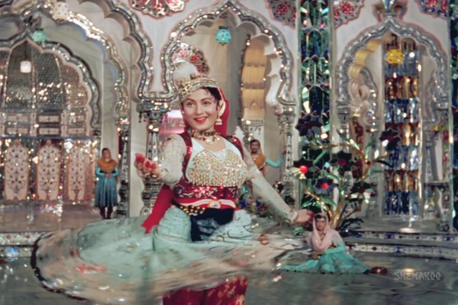 স্বচ্ছ কলিদার কুর্তা পরে আকবরের দরবারে ঘুরে ঘুরে নাচছেন ‘আনারকলি’ মধুবালা।