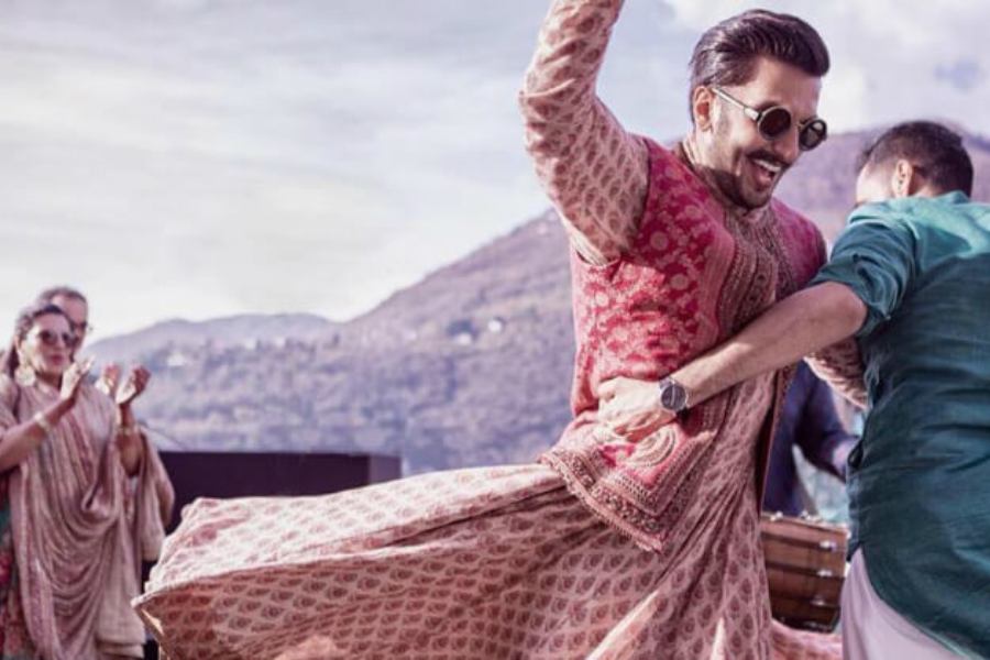 গায়ে হলুদের সময়ে রণবীরকে দেখা গেল বগরু প্রিন্টের গোলাপি রঙের আনারকলি পরে নাচতে।