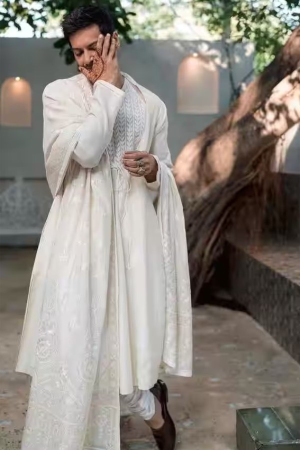 সাদা লখনউ চিকনের আনারকলির সঙ্গে আবার হাতে মেহেন্দি পরেছেন আলি ফজ়ল।