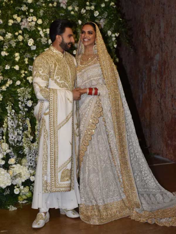 রণবীর সিংহ বিয়ের রিসেপশনেও পরেছিলেন সাদার উপর সোনালি সুতোর কাজ করা ম্যানারকলি।