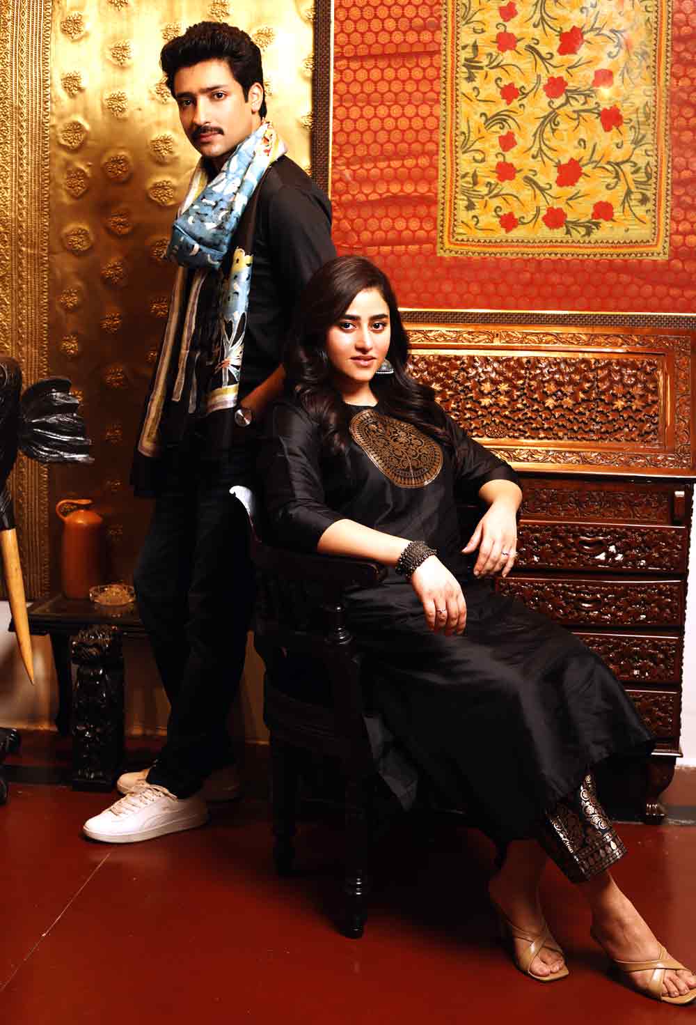  এ বছরের পুজো শারদীয়ায় কাশফুল, শিউলির গন্ধ ছাপিয়ে খানিক বিষণ্ণতায়। দ্রোহকাল, অধিকারের রাত যাপন।  উদযাপনের দিনগুলোও ছেঁটেকেটে কম। ঋদ্ধিমা ঘোষ, গৌরব চক্রবর্তীকেই দেখুন। ওঁরা এবার পুজো শুরুই করছেন সপ্তমী থেকে।