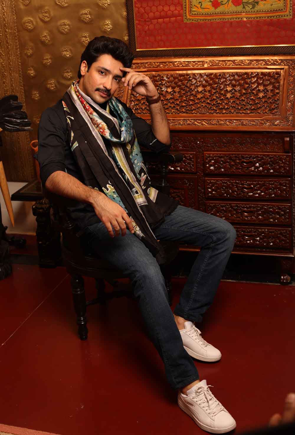 সময়ের কথা ভেবে সাজেও বদল। এর আগে আনন্দবাজার অনলাইনকে ঋদ্ধিমা জানিয়েছিলেন, উদ্‌যাপন হোক প্রতিবাদের হাত ধরে। সেই রেশ নিয়ে সপ্তমীর সাজে জায়গা দখল করেছে কালো রং।